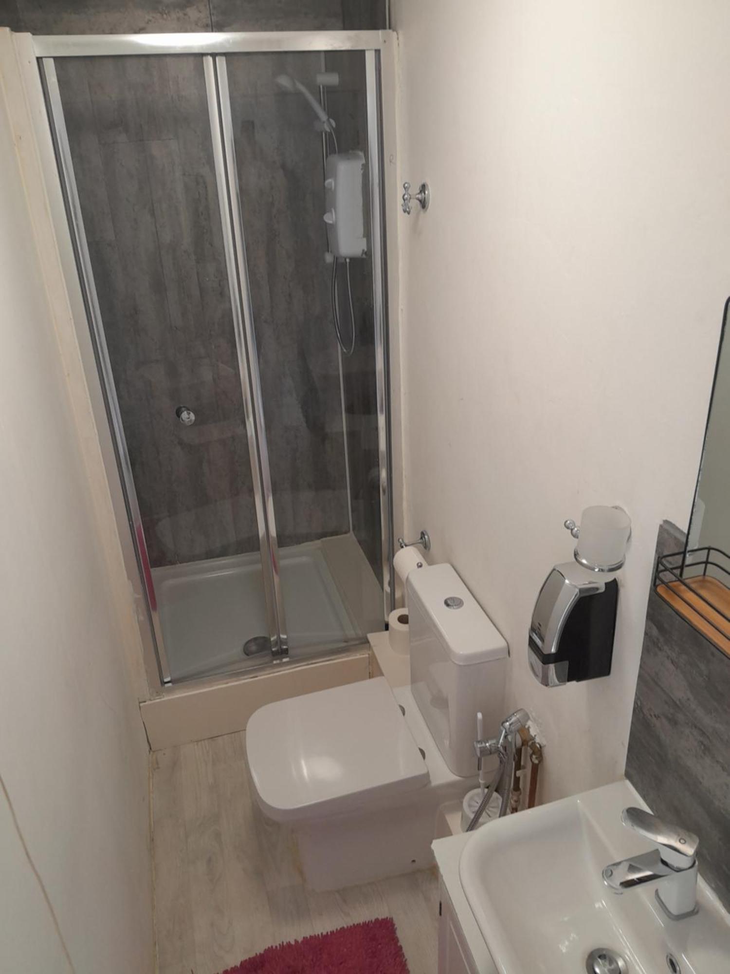 Ensuite Basic Room Budget Sketty 5 Swansea Luaran gambar